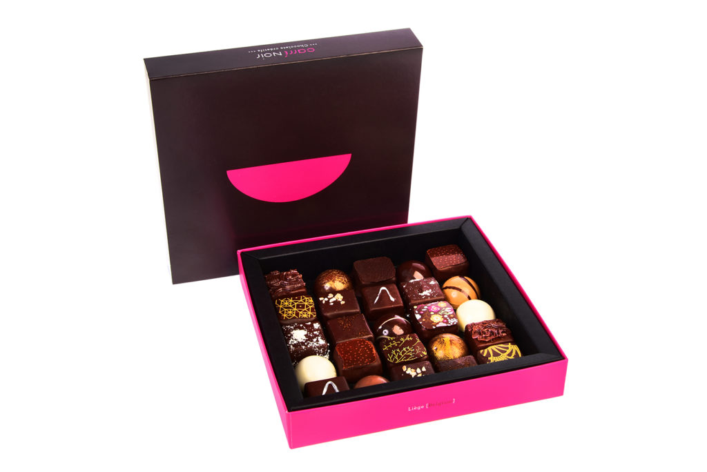 Coffret de 25 pralines chocolat Carré Noir